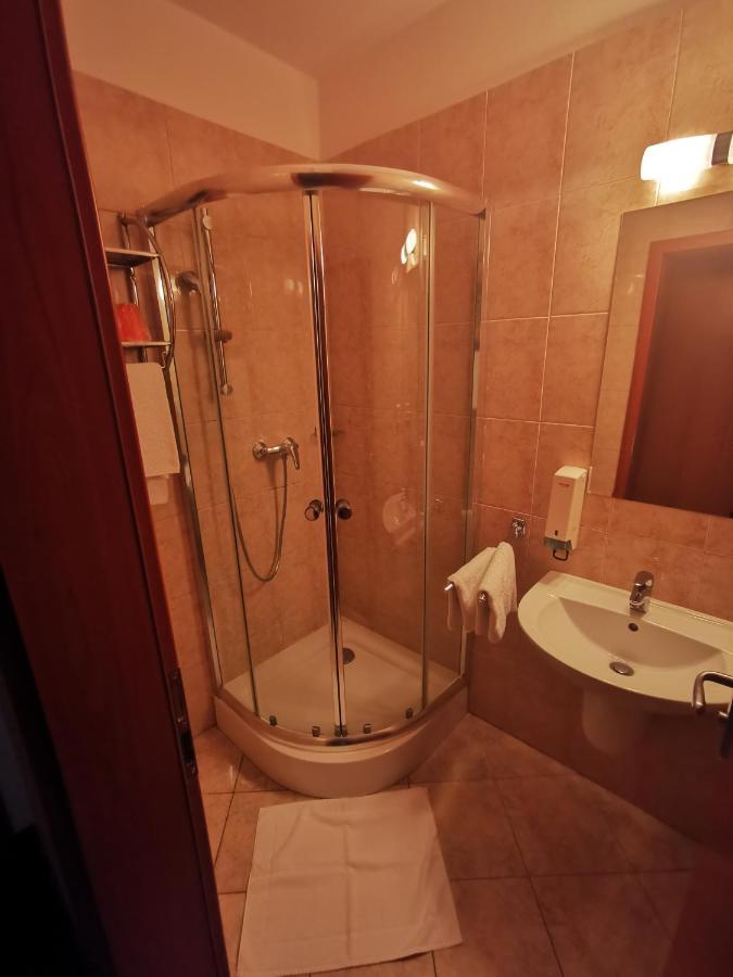 Penzion Helios Bratislava Luaran gambar